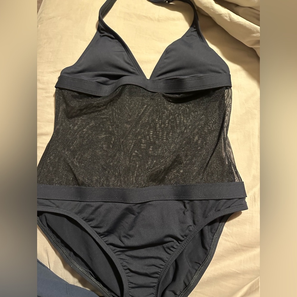 AnneCole Swimsuit size 12
Mesh around mid-drift. Sexy swimsuit. Dark blue